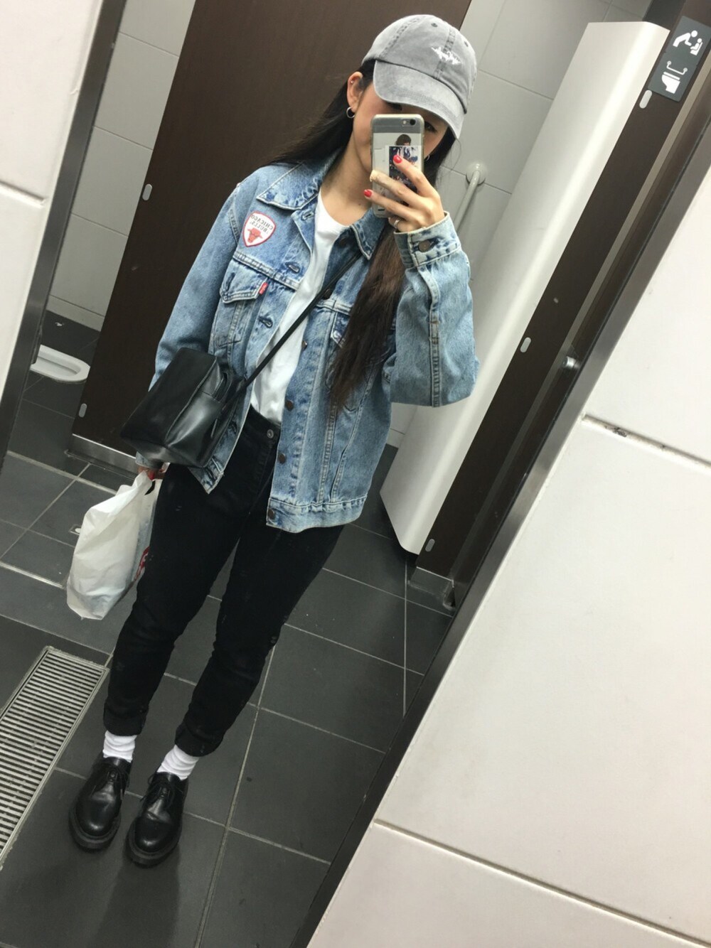 「Mark Gonzales、Dr.Martens、リーバイス、Jordan、グローバルワーク(GLOBAL WORK)、ユニクロ、シャツイン」｜「Levi'sのアイテム（デニムジャケット、その他）」を使った、Mikuさん（レディース・154cm）の春コーディネートの1枚目の写真