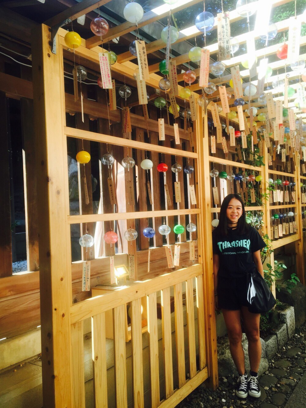 「Via Republic、THRASHER、converse、allstar」｜「THRASHERのTHRASHER / MAG LOGO T-SHIRT(FLUORESCENT)（Tシャツ/カットソー、ブラック系）」を使った、Mikuさん（レディース・154cm）の秋コーディネートの1枚目の写真