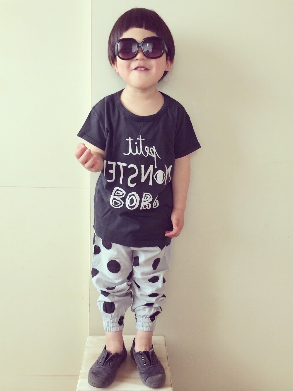 「ブラック、水玉、サングラス、ブラックコーデ」｜「bobo choseのアイテム（Tシャツ/カットソー、ブラック系）」を使った、eightmaaanさん（キッズ・100cm）の春コーディネートの1枚目の写真