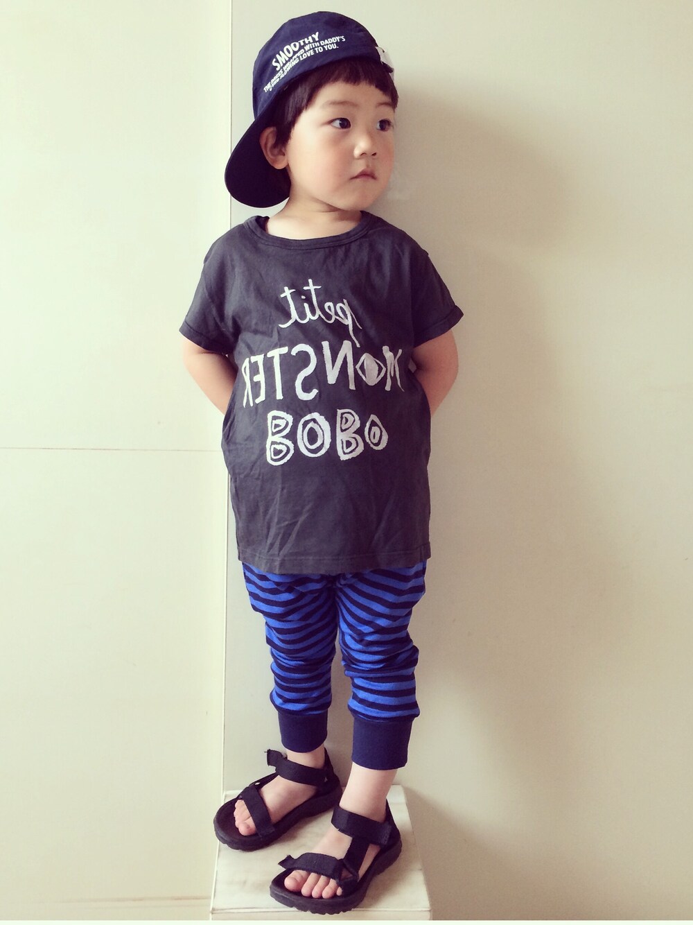 「キャップ、smoothy、bobochoses、ハンドメイド、サルエルパンツ、スポーツサンダル」｜「bobo choseのアイテム（Tシャツ/カットソー、ブラック系）」を使った、eightmaaanさん（キッズ・100cm）の夏コーディネートの1枚目の写真