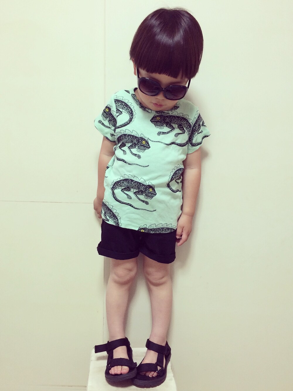 「minirodini、総柄トップス、ショートパンツ、スポーツサンダル」｜「Mini Rodiniのアイテム（Tシャツ/カットソー、グリーン系）」を使った、eightmaaanさん（キッズ・100cm）の夏コーディネートの1枚目の写真
