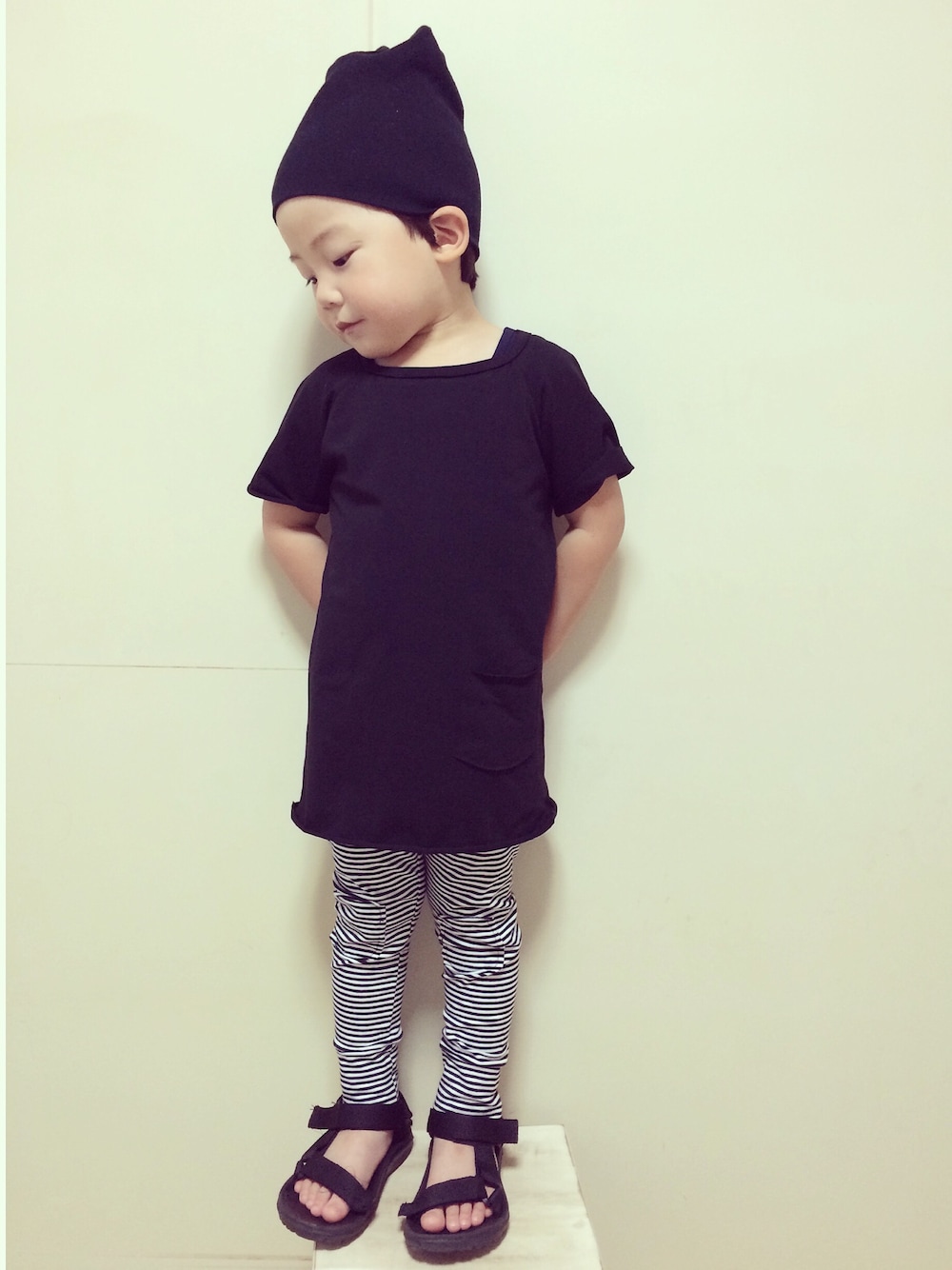 「mingo、モノトーンコーデ、スポーツサンダル、ニット帽」｜「mingoのアイテム（Tシャツ/カットソー、ブラック系）」を使った、eightmaaanさん（キッズ・100cm）の夏コーディネートの1枚目の写真