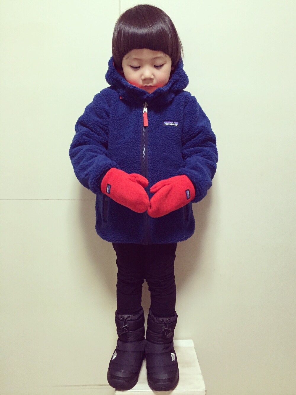 「patagonia、手袋、リバーシブル、ノースフェイス、レギンス男子、3歳、ニナーズ」｜「こども ビームスのPatagonia / 15 Pita Pocket Mittens (6m～5y)（手袋、レッド系）」を使った、eightmaaanさん（キッズ・100cm）の冬コーディネートの1枚目の写真