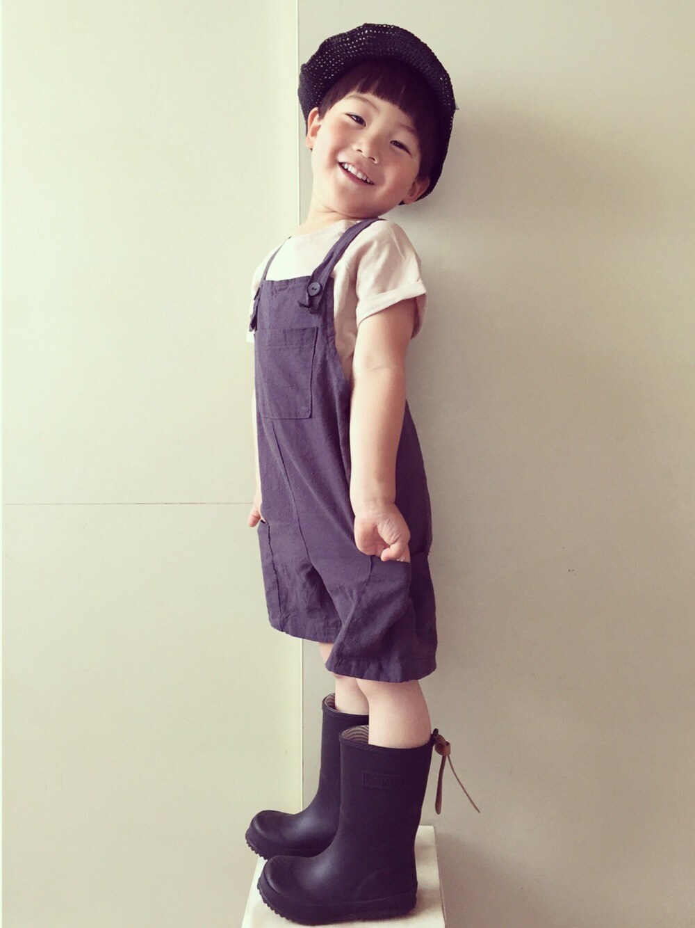 「夏コーデ、kids、シンプルコーデ、休日スタイル、キッズファッション、tegotego、レインブーツ、bisgaard」｜「こども ビームスのPOP UP SHOP / Robs Solid Tシャツ (3～8y)（Tシャツ/カットソー、ホワイト系）」を使った、eightmaaanさん（キッズ・100cm）の夏コーディネートの1枚目の写真