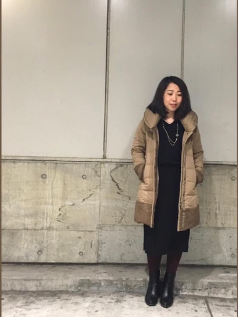 「オトナカジュアル、黒、スカートスタイル、ダウン、ダウンコート、YOSOOU、ブラックコーデ、冬コーデ」｜「YOSOOUの【粧う/YOSOOU/ヨソオウ】Two Piece Collar Coat（ダウンジャケット/コート、ベージュ系）」を使った、じゅんさん（レディース・150cm）の秋コーディネートの1枚目の写真