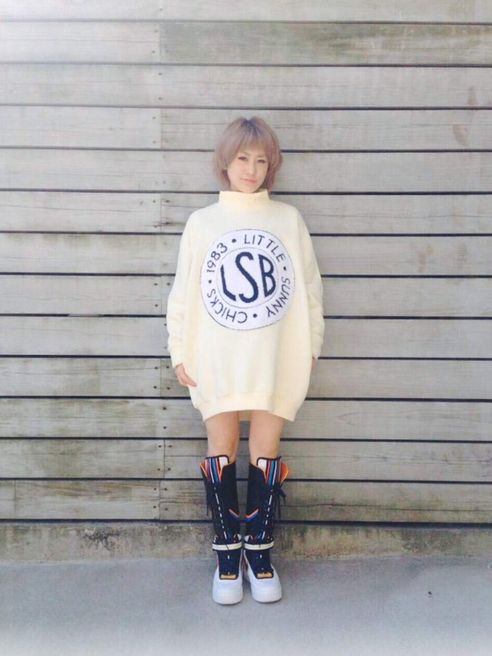 「NIKE、riccardotisci、ニットワンピ、white、スニーカーブーツ」｜「Little sunny biteのlittle sunny bite/ LSB symbolic high neck dress（ワンピース、ホワイト系）」を使った、IMALUさん（レディース・150cm）の冬コーディネートの1枚目の写真