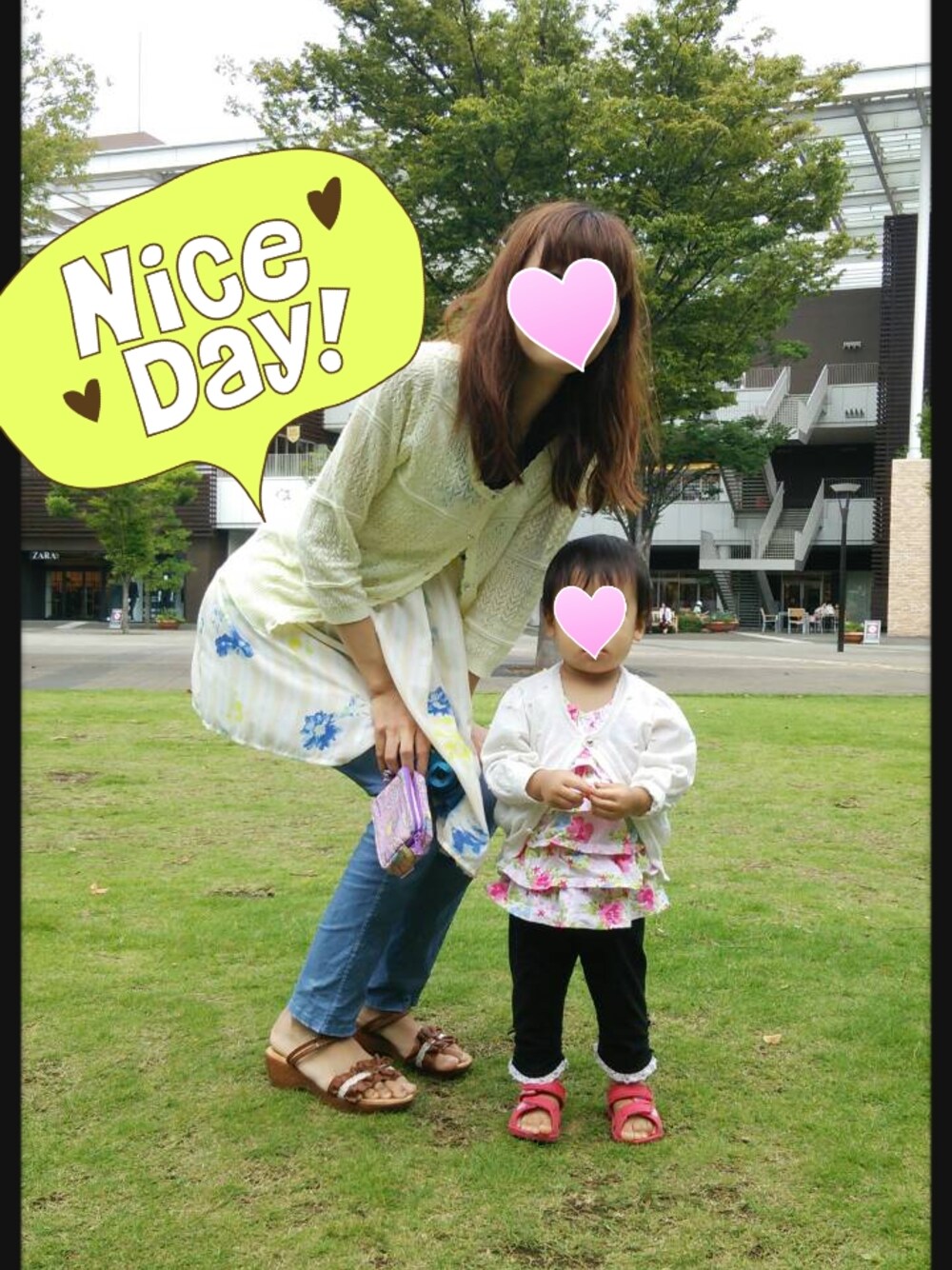 「公園、おそろい、おそろコーデ、花柄、ワンピース、親子コーデ、ストライプ」｜「MERCURYDUOのストライプ花柄フレアーOP（ワンピース、ベージュ系）」を使った、♡applelemon♡さん（レディース・160cm）の秋コーディネートの1枚目の写真