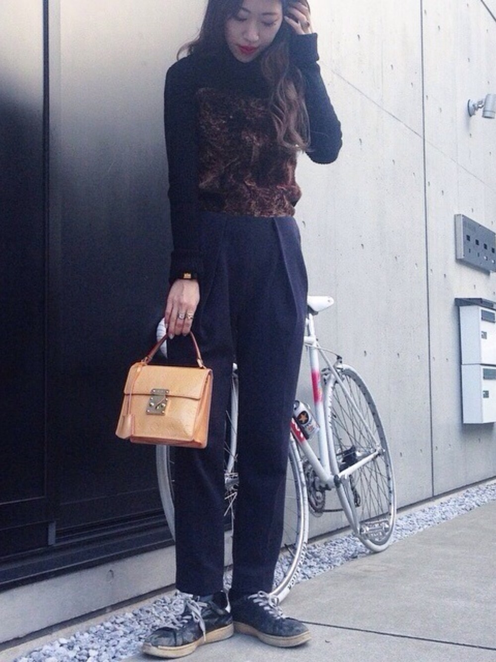 「タートルネック、シープスキン、ニット、LANVIN、JOHN LAWRENCE SULLIVAN、stansmith、adidas、LouisVuitton、秋のコーデ、LOUIS  VUITTON」｜「JOHN LAWRENCE SULLIVANのアイテム（スラックス、ブルー系）」を使った、masamiさん（レディース・168cm）の秋コーディネートの1枚目の写真