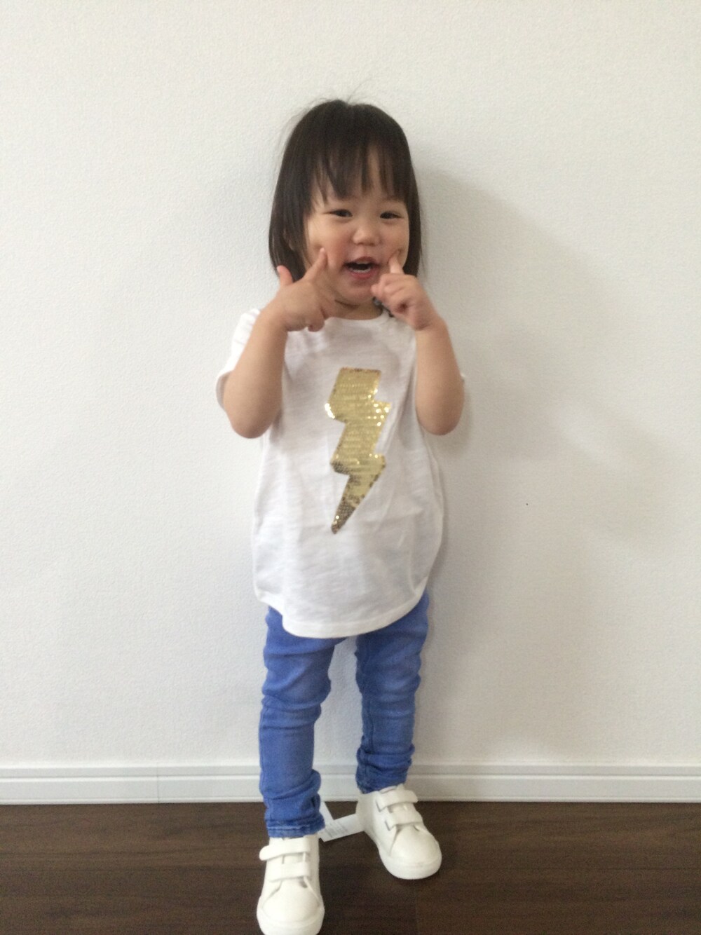 「スニーカー、デニム」｜「H&Mのアイテム（Tシャツ/カットソー、ホワイト系）」を使った、atomさん（キッズ・90cm）の春コーディネートの1枚目の写真