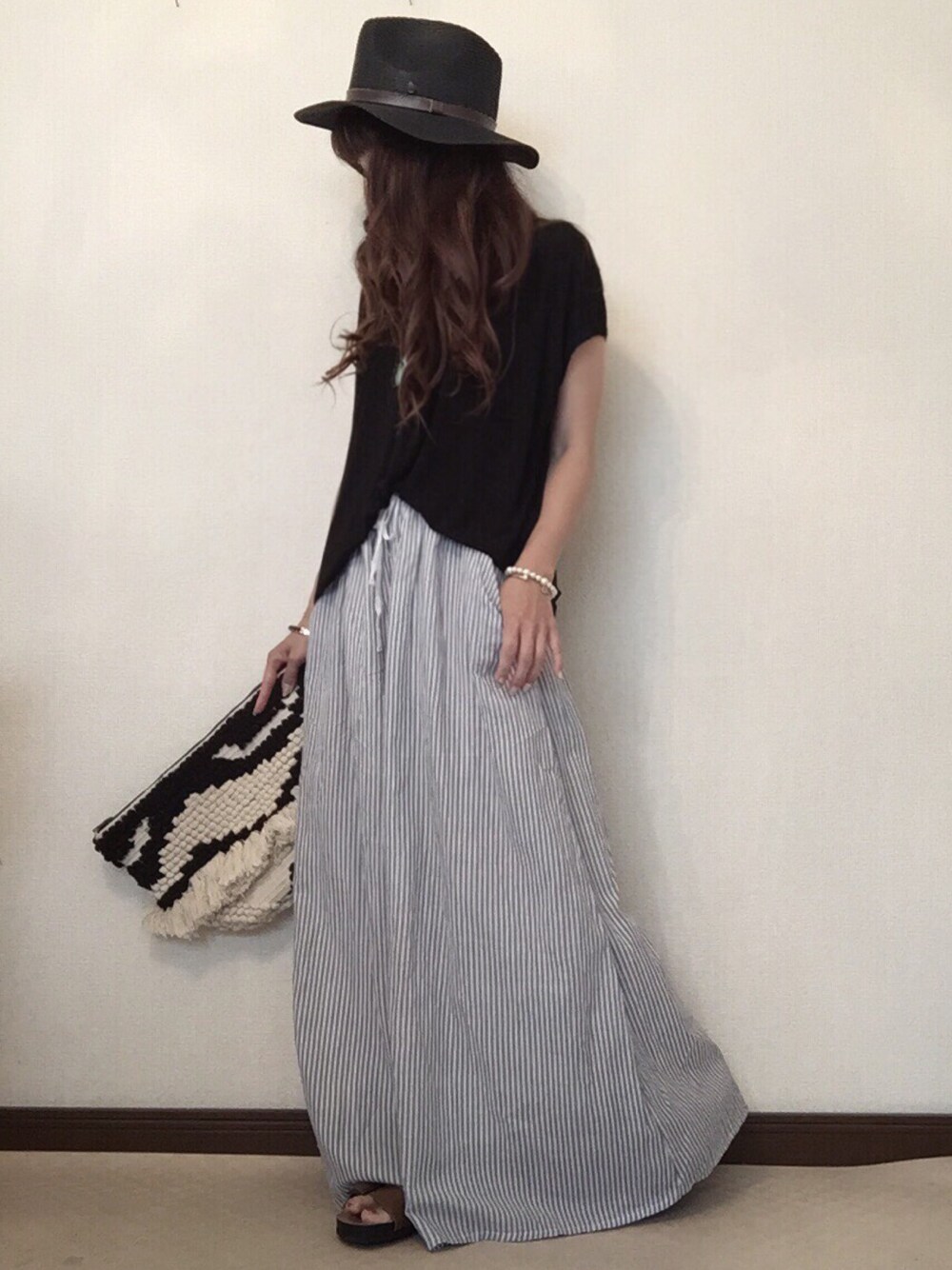 ブラック系のTシャツ/カットソー、その他のその他パンツ、ブラック系のクラッチバッグを着用したレディースの夏コーディネートの1枚目の写真