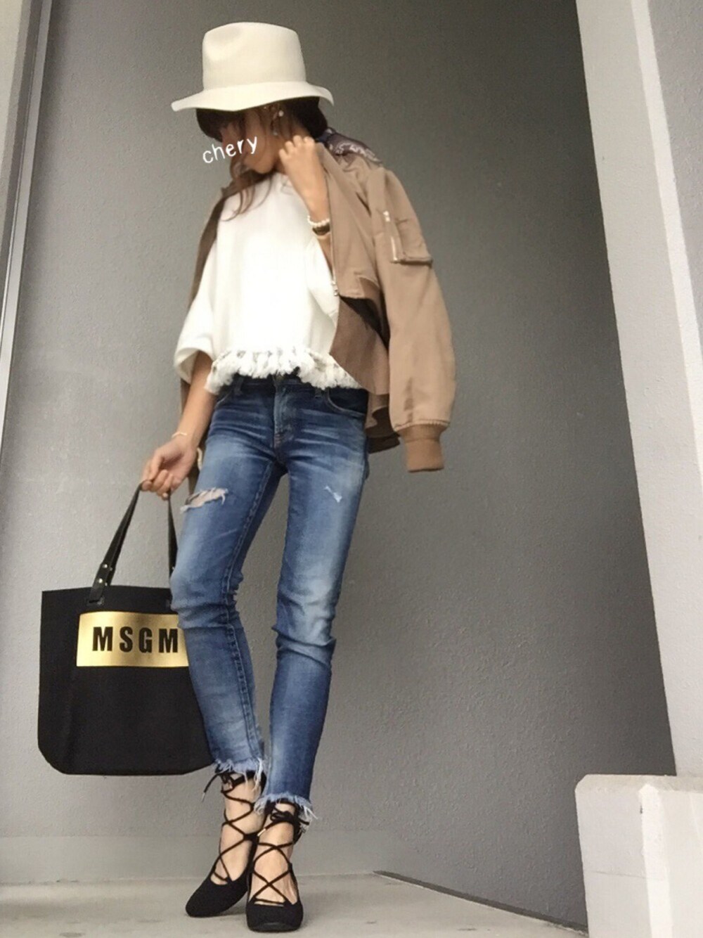 ベージュ系のMA-1、ブラック系のパンプス、ブルー系のデニムパンツを着用したレディースの春コーディネートの1枚目の写真