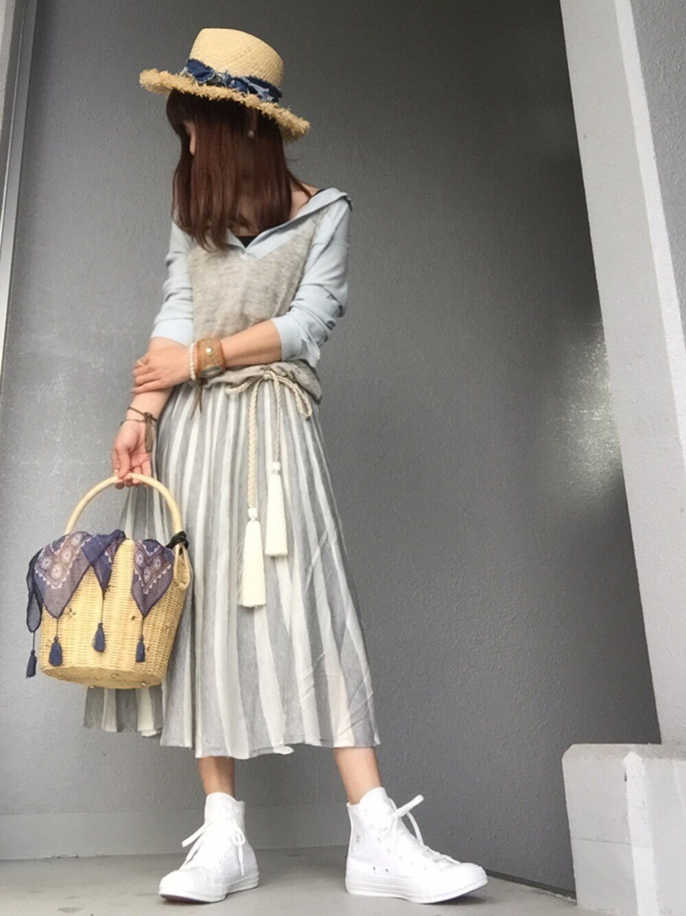 ブルー系のシャツ/ブラウス、グレー系のスカート、ホワイト系のスニーカーを着用したレディースの春コーディネートの1枚目の写真