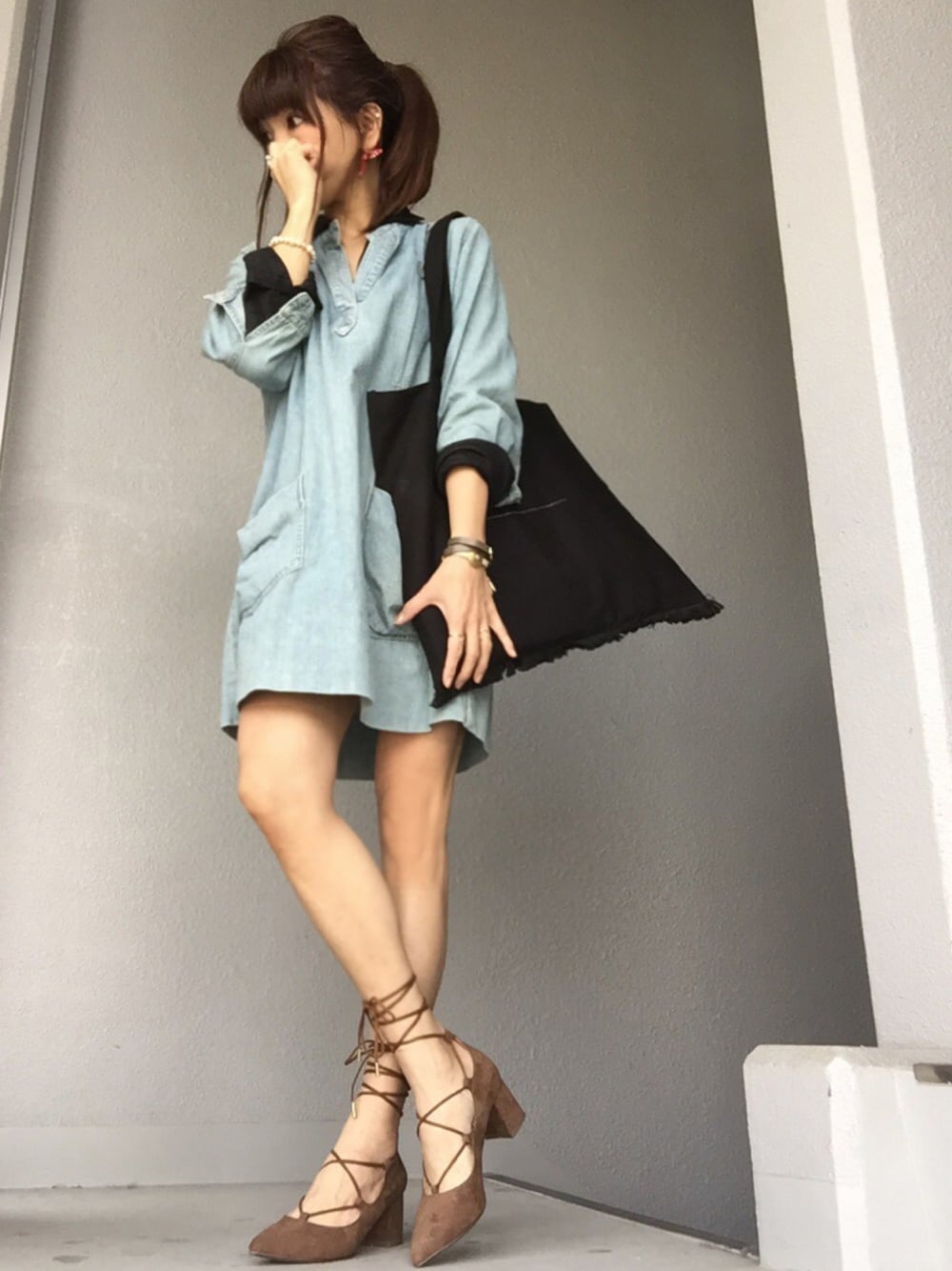 「春コーデ、シンプル、カジュアルコーデ、ワンピース、ママコーデ、デニムワンピース、レイヤードスタイル、ポニーテール、レースアップシューズ、ドラフトAR」｜「UNIQLOのアイテム（シャツ/ブラウス、ブラック系）」を使った、cheryさん（レディース・156cm）の春コーディネートの1枚目の写真