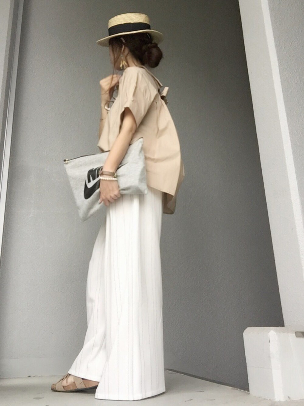 ベージュ系のシャツ/ブラウス、ホワイト系のその他パンツ、ベージュ系のサンダルを着用したレディースの夏コーディネートの1枚目の写真