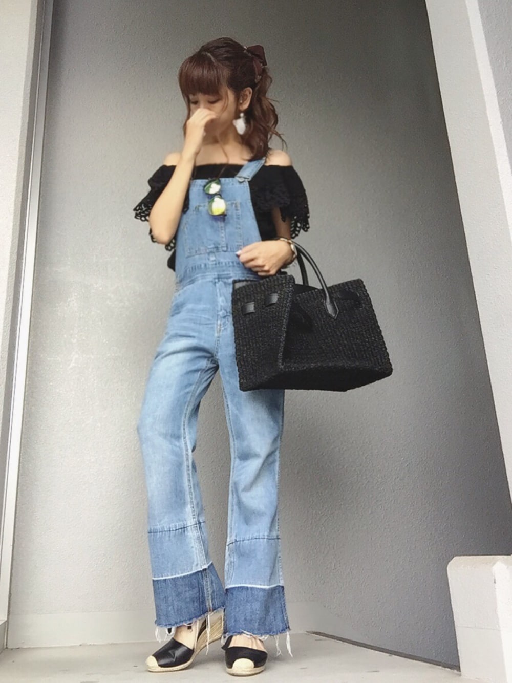 ブルー系のサロペット/オーバーオール、ブラック系のシャツ/ブラウス、ブラック系のサンダルを着用したレディースの夏コーディネートの1枚目の写真