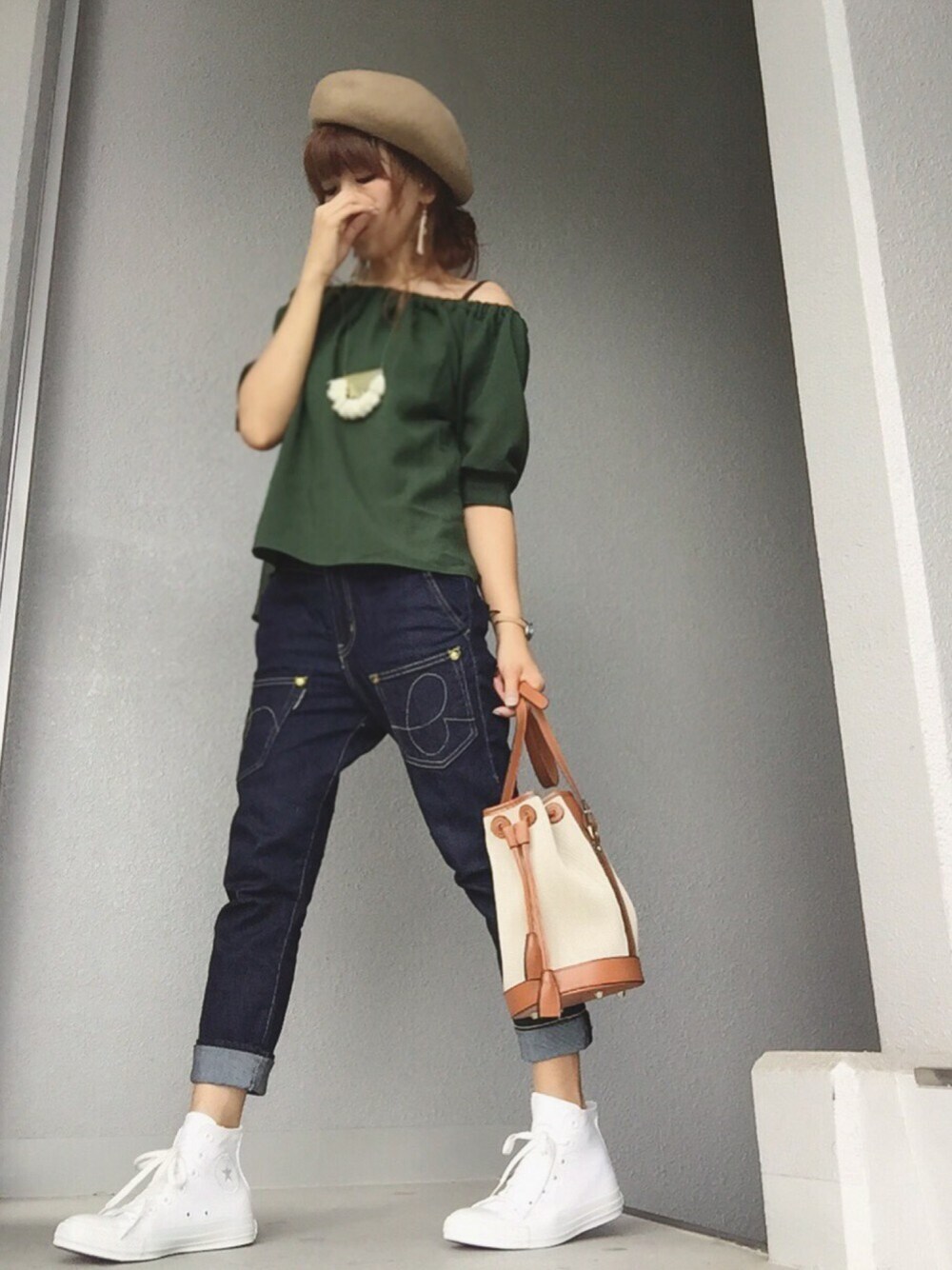 グリーン系のシャツ/ブラウス、ブルー系のデニムパンツ、ホワイト系のショルダーバッグを着用したレディースの夏コーディネートの1枚目の写真
