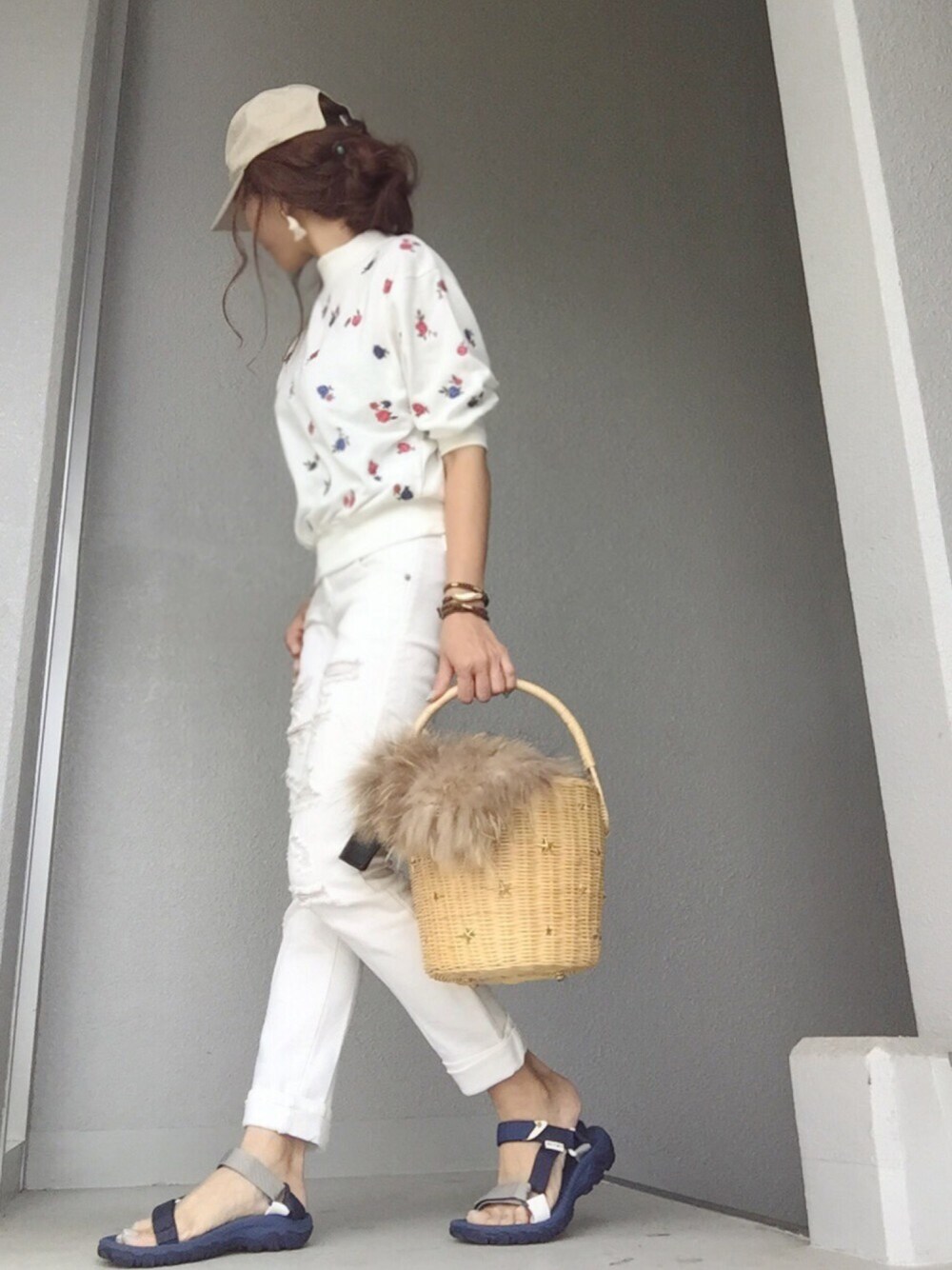 ブルー系のサンダル、ブルー系のショルダーバッグ、ホワイト系のスウェットを着用したレディースの夏コーディネートの1枚目の写真