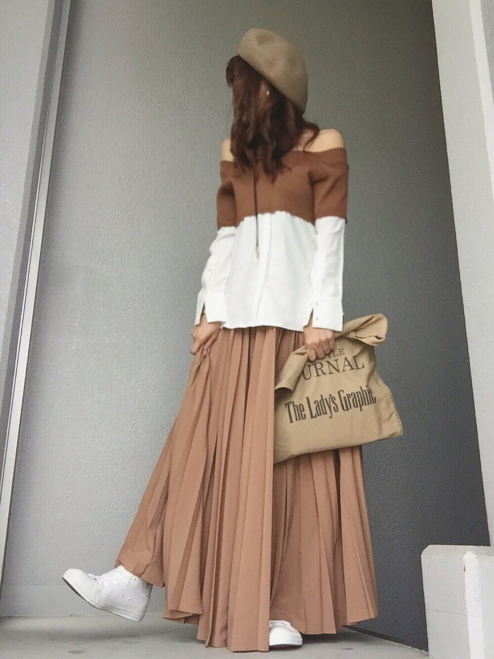 イエロー系のシャツ/ブラウス、ベージュ系のその他パンツ、ホワイト系のスニーカーを着用したレディースの秋コーディネートの1枚目の写真