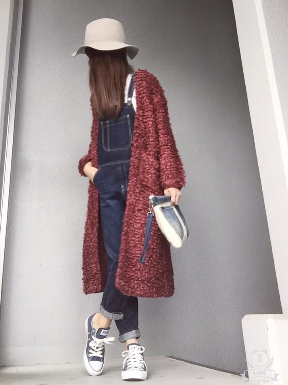 「シンプルコーデ、パンツスタイル、ニット、denim、converse、ママコーデ、サロペット、赤、コーディガン、ロングカーディガン」｜「Another EditionのベーシックツバヒロナカオレHAT/AE Basic ﾂﾊﾞﾋﾛﾅｶｵﾚHAT（ハット、グレー系）」を使った、cheryさん（レディース・156cm）の秋コーディネートの1枚目の写真