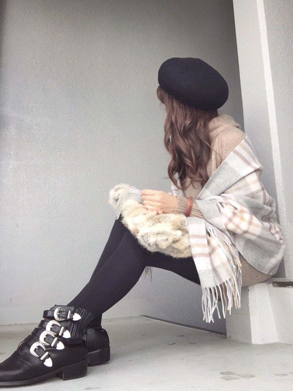 ベージュ系のワンピース、その他のクラッチバッグ、ブラック系のブーツを着用したレディースの冬コーディネートの1枚目の写真