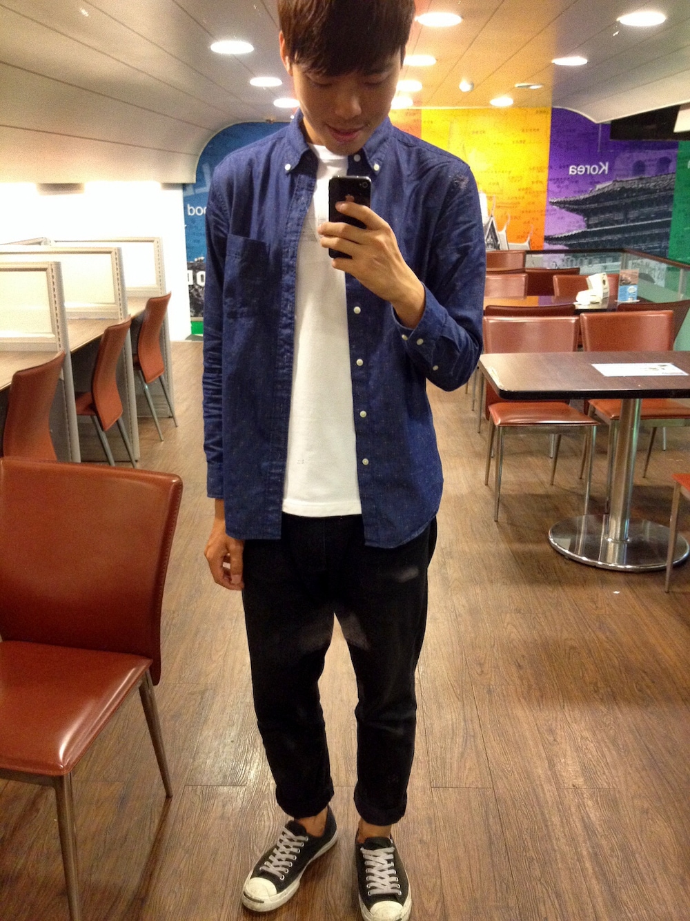 「swag、Taiwan、TAIPEI」｜「UNIQLOのアイテム（シャツ/ブラウス、ブルー系）」を使った、AudricHsuさん（メンズ・179cm）の春コーディネートの1枚目の写真