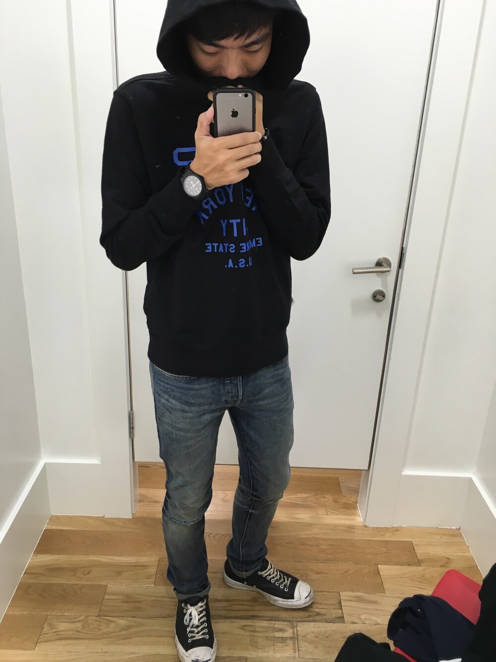 「Taiwan、TAIPEI、GAP、converse」｜「GAPのアイテム（その他トップス、ブラック系）」を使った、AudricHsuさん（メンズ・179cm）の秋コーディネートの1枚目の写真