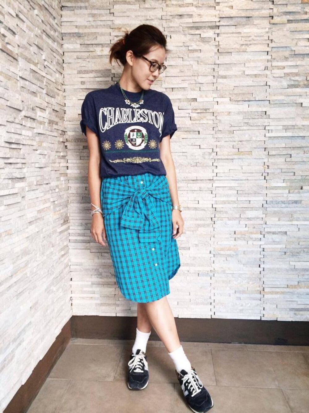 「VINTAGE、 sheep_ootd、 blue_summer、 sneakers_style、Hong Kong、WOMEN、sheepdeskstyle、New Balance」｜「UNKNOWN.のVintage tee Charleston（Tシャツ/カットソー、ブルー系）」を使った、yoyeung さん（レディース・165cm）の夏コーディネートの1枚目の写真
