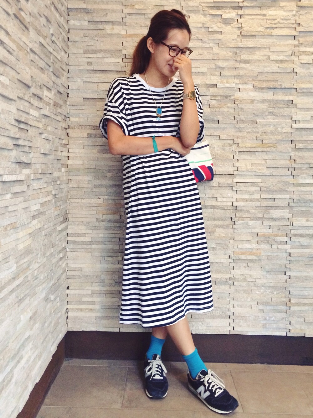 「sheepdeskstyle、summer style、black and white、モノトーン、New Balance」｜「UNKNOWN.のOversized stripe dress（ワンピース、ブラック系）」を使った、yoyeung さん（レディース・165cm）の夏コーディネートの1枚目の写真