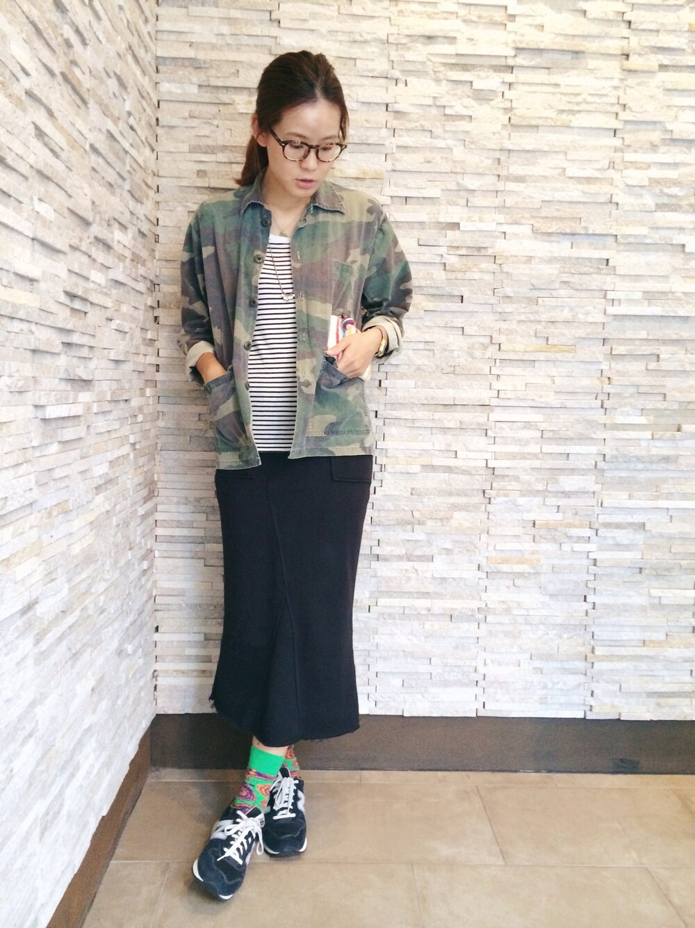 「カモフラ、柄×柄、條紋、sheepdeskstyle、sheep_ootd、vintage、Hong Kong、WOMEN、New Balance」｜「UNKNOWN.のOversized vintage outer（ミリタリージャケット、その他）」を使った、yoyeung さん（レディース・165cm）の夏コーディネートの1枚目の写真