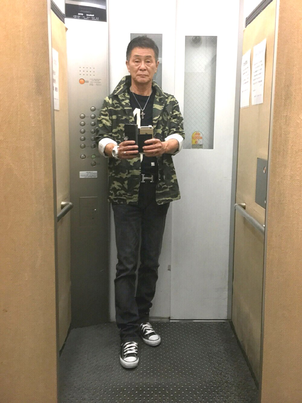 グリーン系のデニムジャケット、ブラック系のスニーカー、ブラック系のデニムパンツを着用したメンズの春コーディネートの1枚目の写真