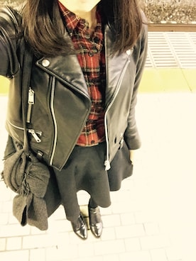 「黒スカート」｜「アイテム（ライダースジャケット）」を使った、micさん（レディース・162cm）の秋コーディネート