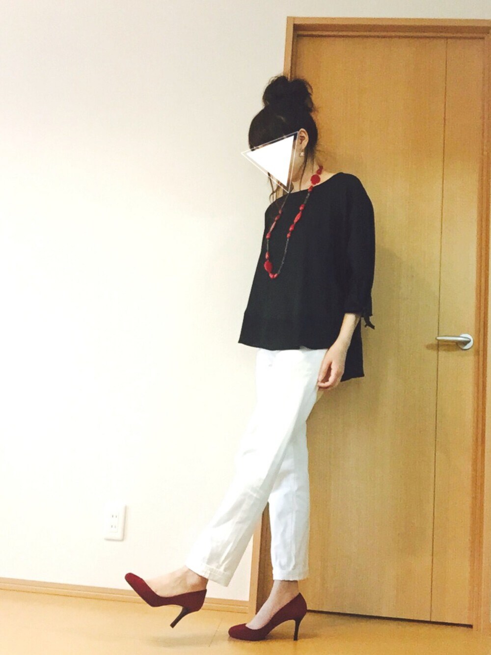 ブラック系のシャツ/ブラウス、ホワイト系のその他パンツ、レッド系のパンプスを着用したレディースの春コーディネートの1枚目の写真