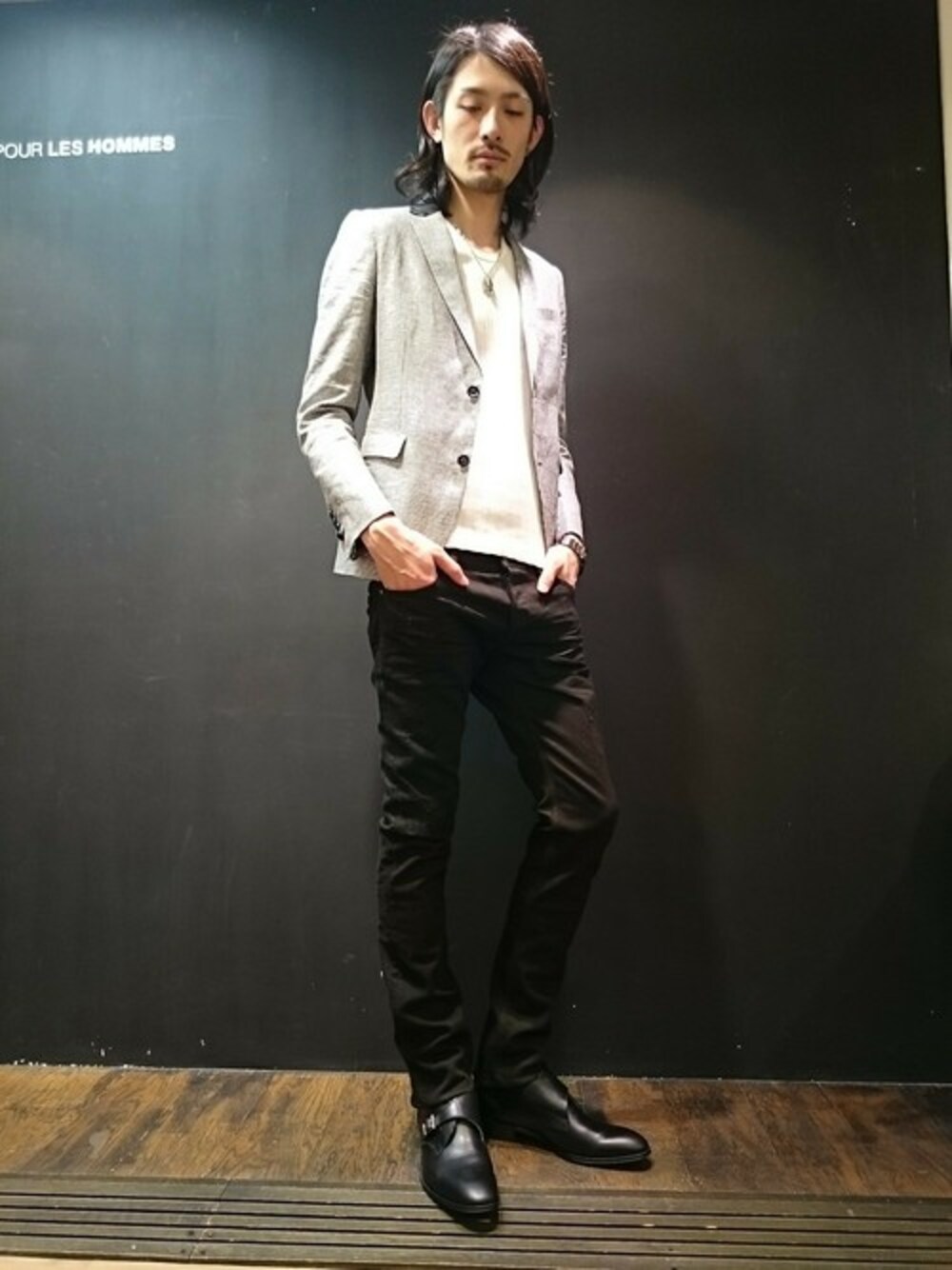 「ジャケット、モノトーン、革靴、モンクストラップ、スキニーデニム、ダメージデニム、ジャケットスタイル、ﾌﾞﾗｯｸﾊﾟﾝﾂ、麻ジャケット」｜「5351 POUR LES HOMMESのｼﾙｹｯﾄﾃﾚｺＵ（Tシャツ/カットソー、ホワイト系）」を使った、MA-NAさん（メンズ・187cm）の春コーディネートの1枚目の写真