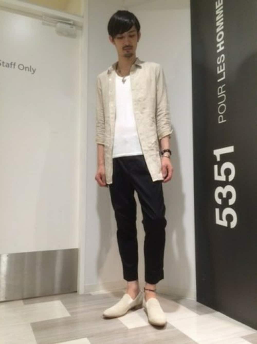 ベージュ系のシャツ/ブラウス、ブラック系のチノパンツ、ホワイト系のローファーを着用したメンズの夏コーディネートの1枚目の写真
