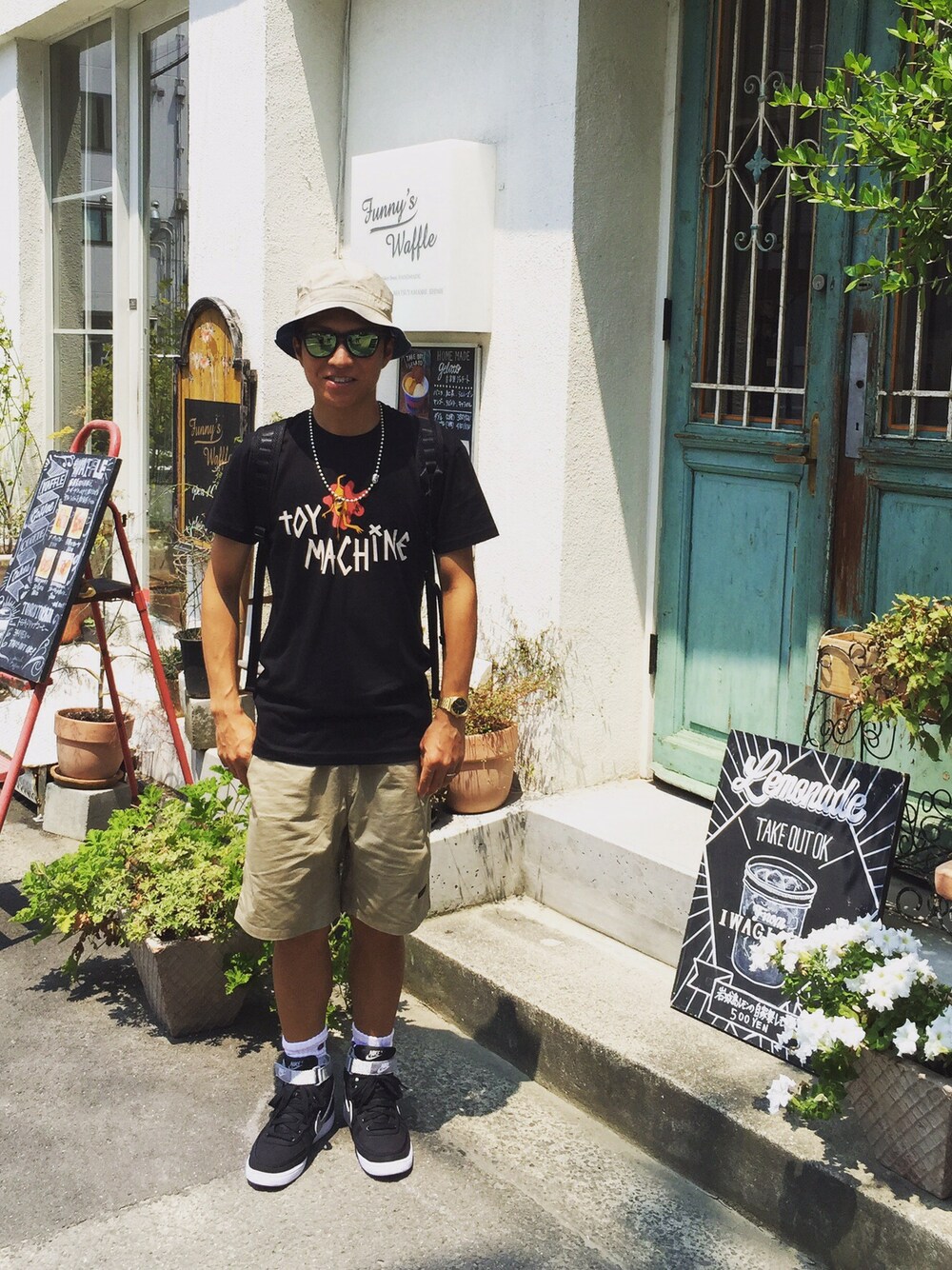 ブラック系のTシャツ/カットソー、ベージュ系のその他パンツ、ブラック系のスニーカーを着用したメンズの夏コーディネートの1枚目の写真