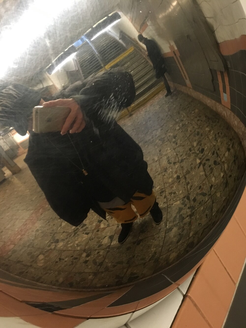 「NY」｜「ADYNのアイテム（パーカー、ブラック系）」を使った、シロさん（メンズ・169cm）の秋コーディネートの1枚目の写真