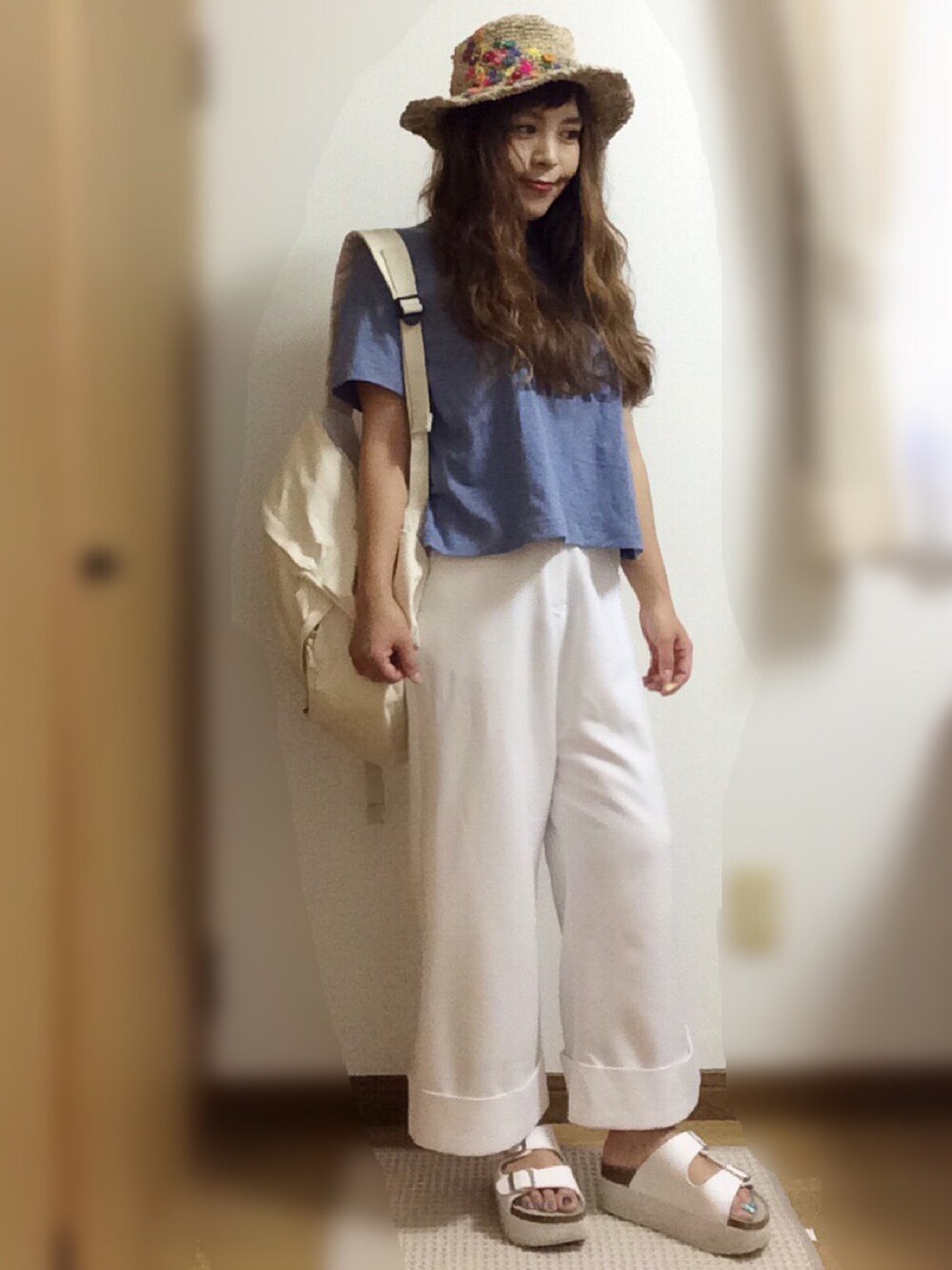 ベージュ系のハットを着用したレディースの夏コーディネートの1枚目の写真