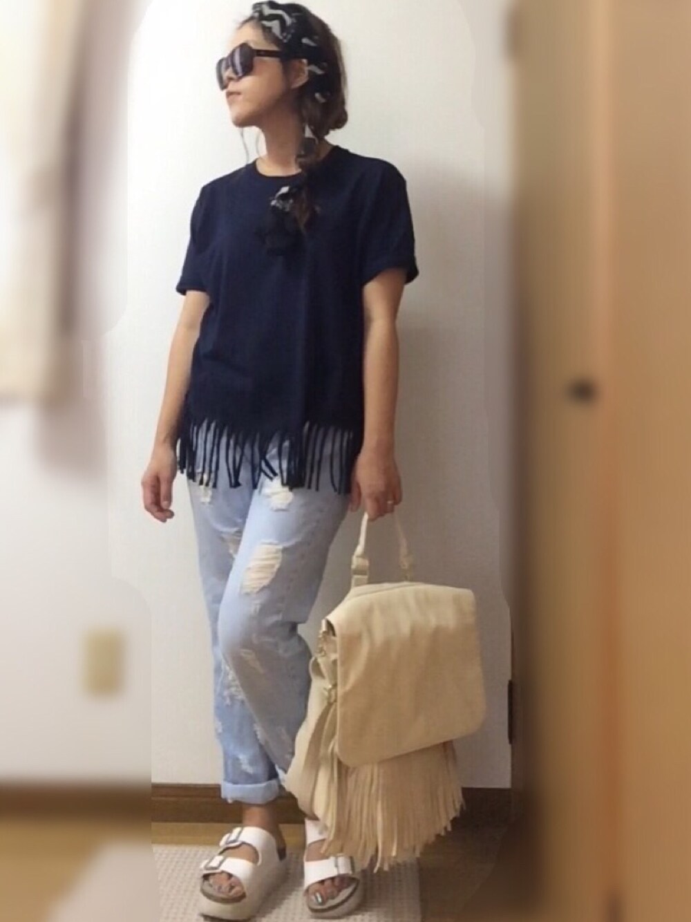 「リメイク、ダメージデニムパンツ、クラッシュデニム、UNIQLO、フリンジ、サングラス、部屋撮り、スポーツサンダル、カジュアルコーデ、夏」｜「100均のアイテム（ストール/ショール、ブラック系）」を使った、Rさん（レディース・152cm）の夏コーディネートの1枚目の写真