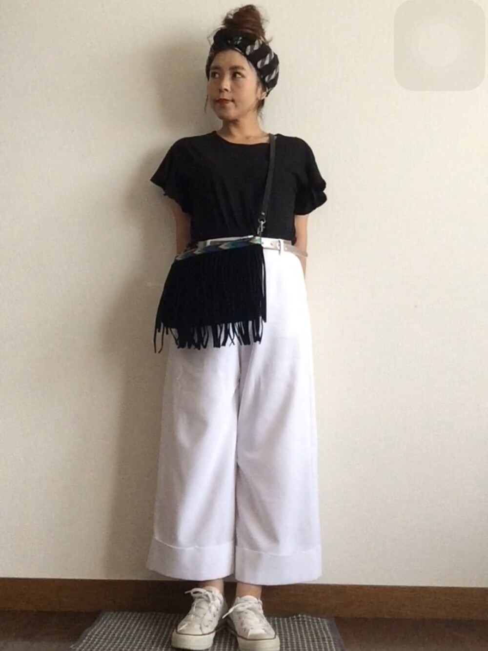 「WEAR四国、フリンジバッグ、コンバース、モノトーン、ガウチョパンツ、ワイドパンツ、おだんごヘアー、ターバン、ヘアバンド、夏」｜「100均のアイテム（ストール/ショール、ブラック系）」を使った、Rさん（レディース・152cm）の夏コーディネートの1枚目の写真