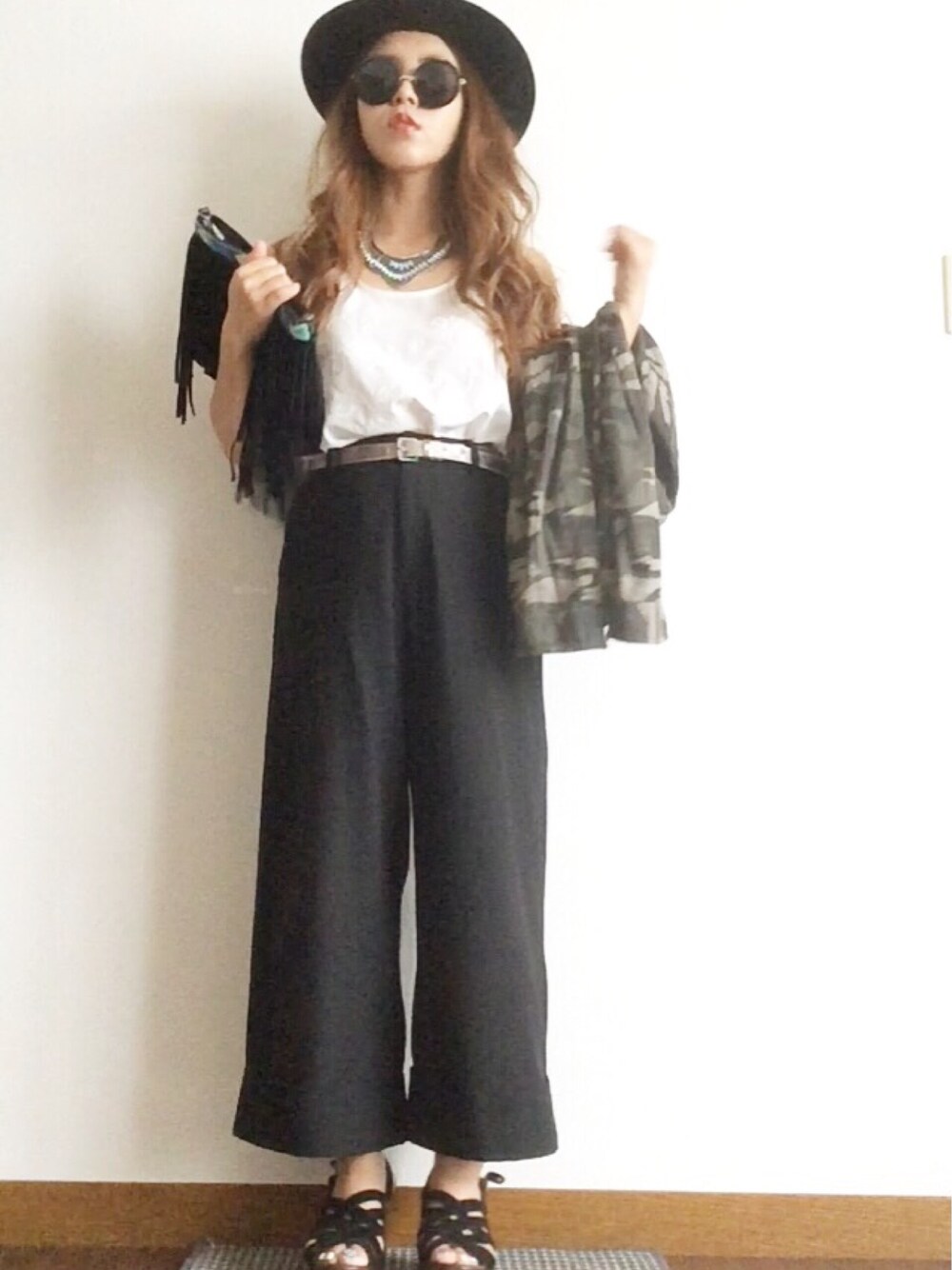 「H&M、ハット、モノトーン、ワイドパンツ、ガウチョ、おおぶりネックレス、フリンジ、カモフラ、秋のコーデ、夏」｜「WEGOのWEGO/ラウンドタイプサングラス（サングラス、ブラック系）」を使った、Rさん（レディース・152cm）の夏コーディネートの1枚目の写真