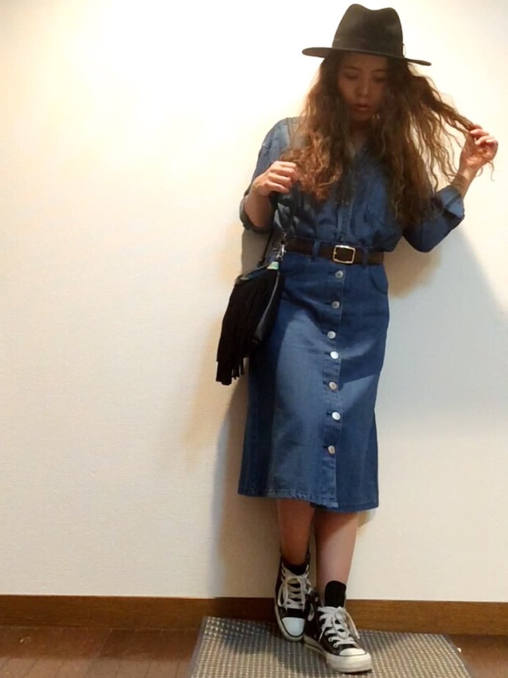 「GU、デニムオンデニム、デニムシャツ、デニムスカート、フェルトハット、H&M、コンバース、秋のコーデ、フリンジ、ウエストイン」｜「H&Mのアイテム（ハット、ブラック系）」を使った、Rさん（レディース・152cm）の秋コーディネートの1枚目の写真