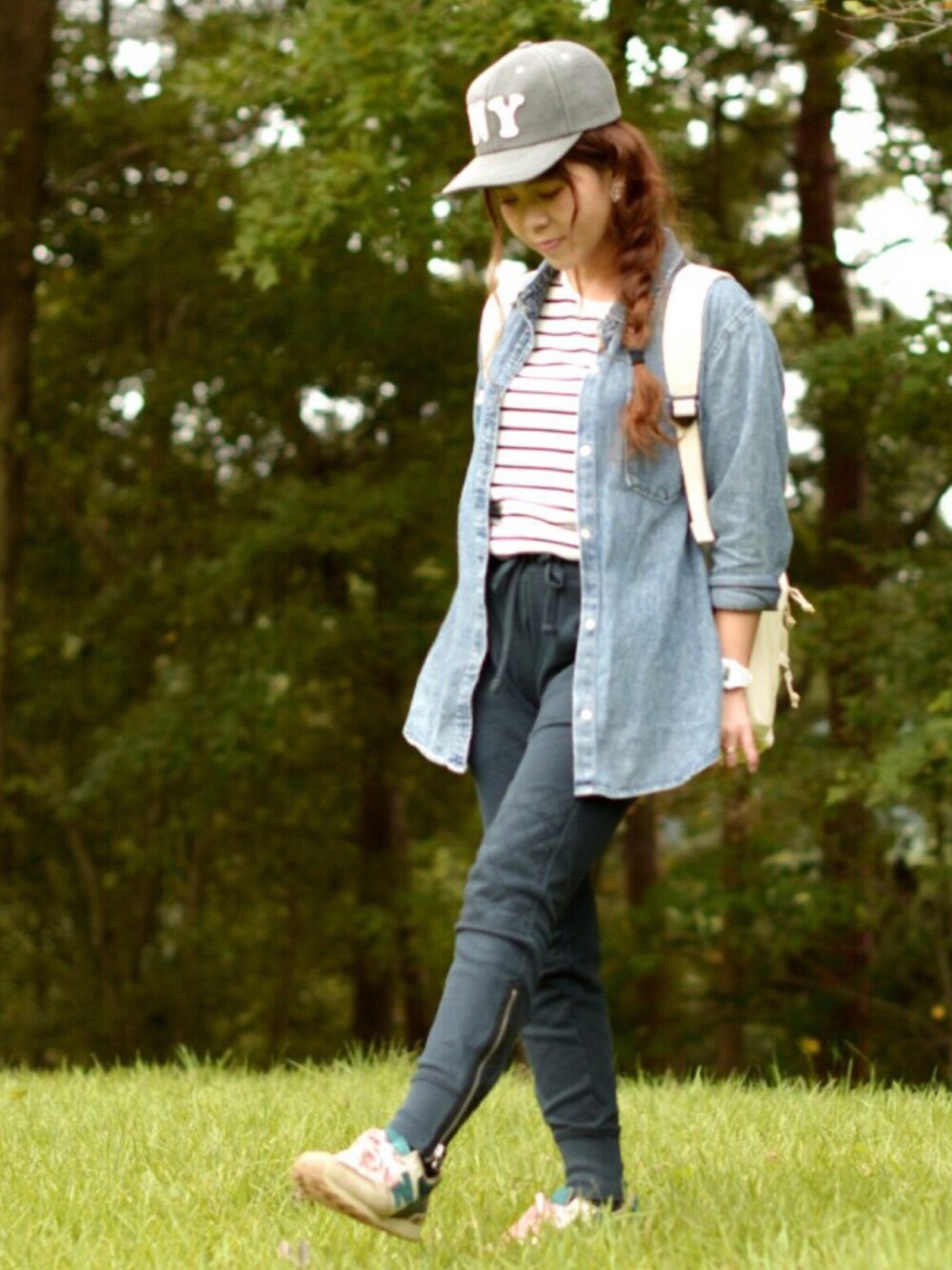 「ピクニック、運動会、スウェットパンツ、デニムシャツ、リュック、チビーズ✳︎、秋服、ゆるコーデ、オトナカジュアル、楽チンコーデ」｜「URBAN RESEARCH DOORSのアイテム（キャップ、グレー系）」を使った、Rさん（レディース・152cm）の秋コーディネートの1枚目の写真