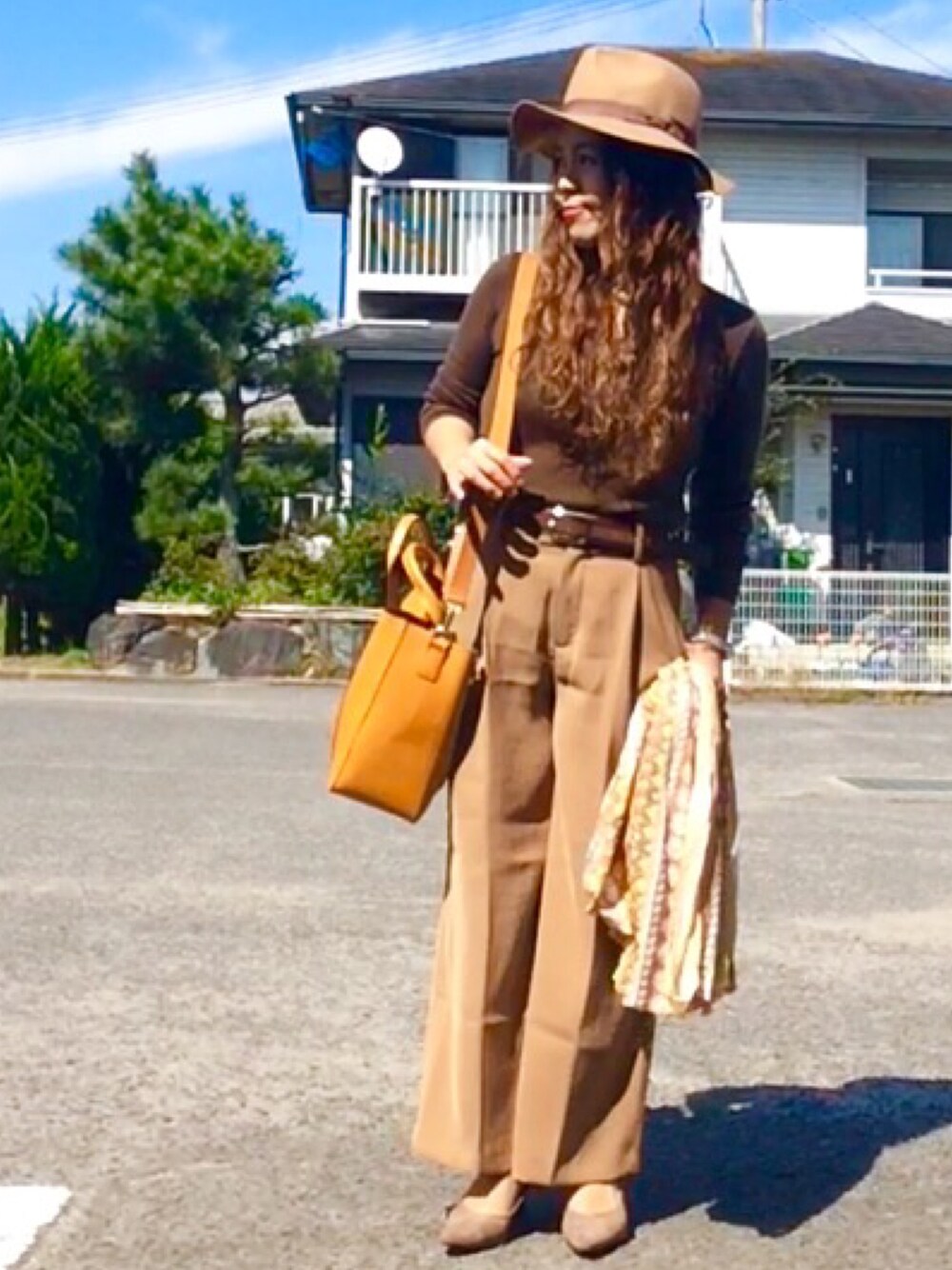 「ワイドパンツ、ワントーンコーデ、キャメル、秋服、ブラウン、パンプス、GU、フェルトハット、秋色、チビーズ✳︎」｜「WEGOのWEGO/ フェルトツバ広ハット （ハット、イエロー系）」を使った、Rさん（レディース・152cm）の秋コーディネートの1枚目の写真