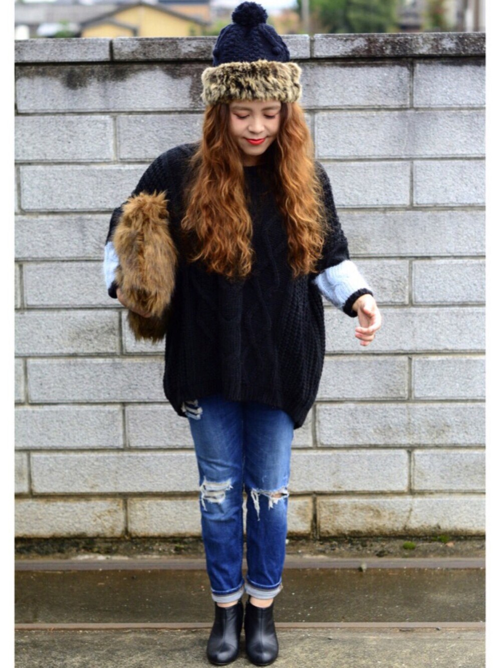 「ニット帽、ケーブルニット、ざっくりニット、ダメージデニムパンツ、ZARA、ファー小物、ブーティ、秋のコーデ、WEGO、クラッチバッグ」｜「KBFのKBF　モヘヤスリーブケーブルニット（ニット/セーター、ブラック系）」を使った、Rさん（レディース・152cm）の秋コーディネートの1枚目の写真