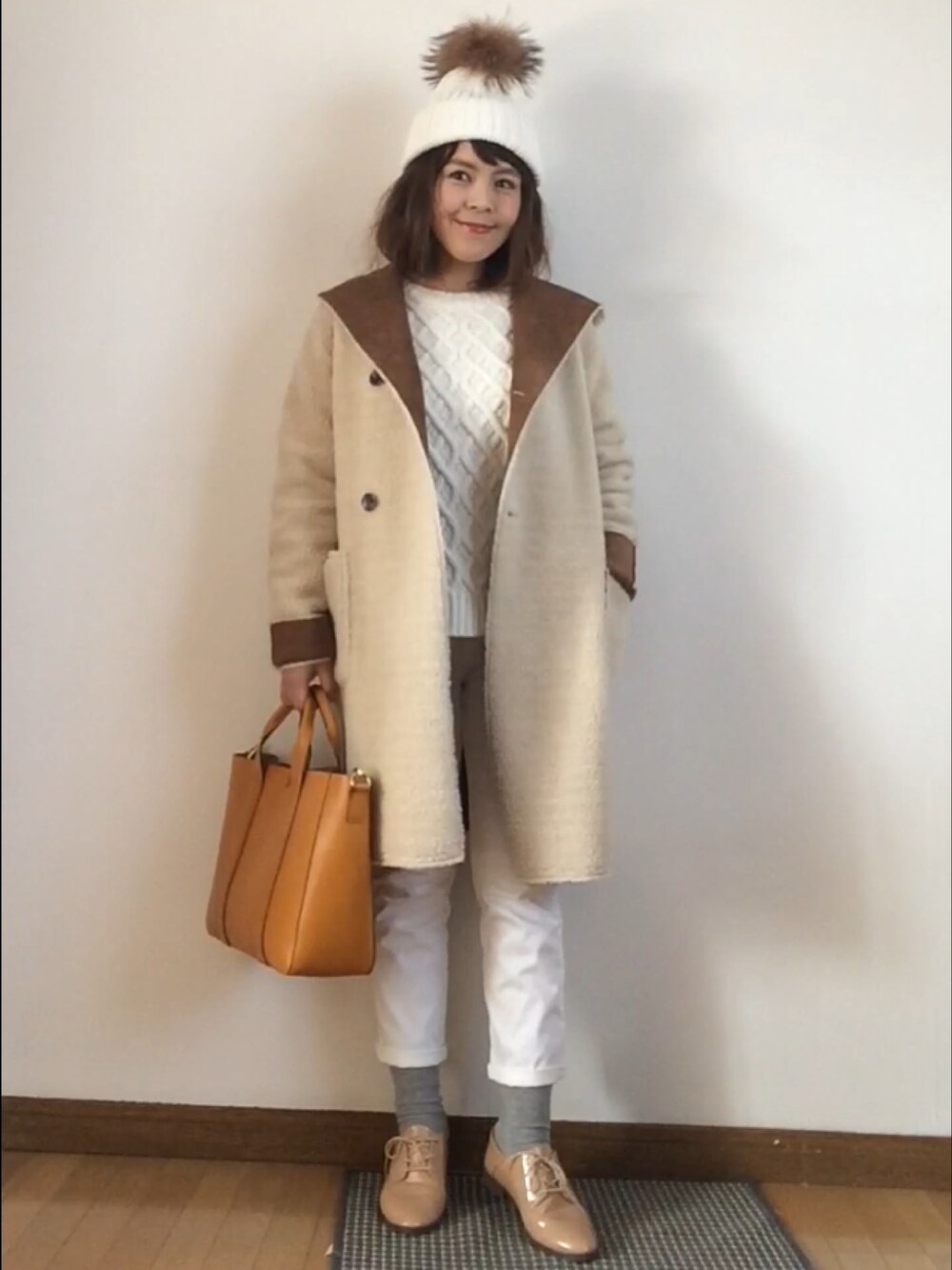 「冬コーデ、ホワイトコーデ、プチプラ、オトナカジュアル、ドレスシューズ、ニット帽、チビーズ✳︎、GU、UNIQLO、休日スタイル」｜「LIMITLESS LUXURYのポンポンニット帽◆（ニットキャップ/ビーニー、ホワイト系）」を使った、Rさん（レディース・152cm）の冬コーディネートの1枚目の写真