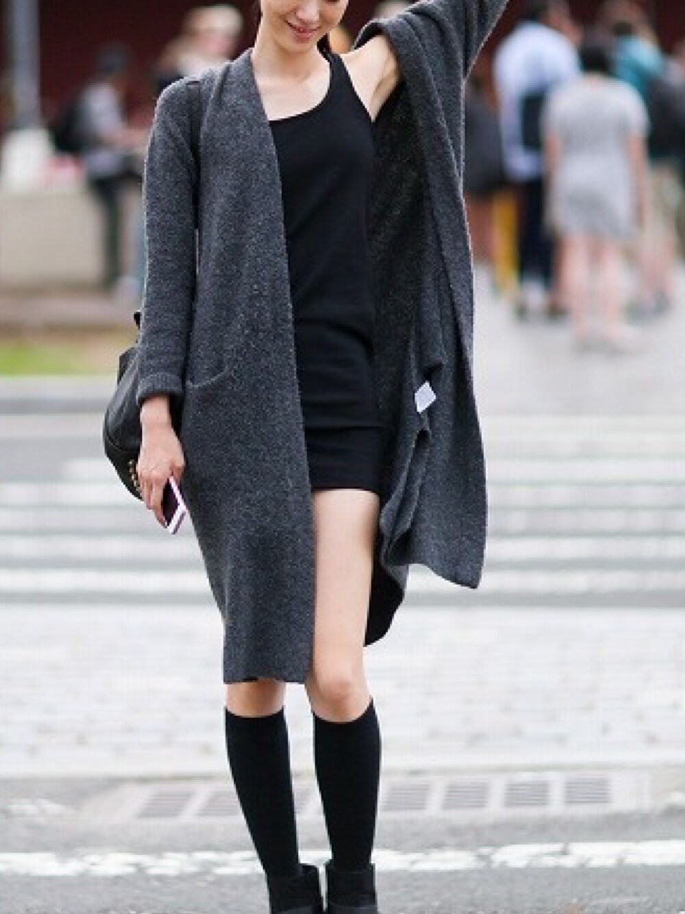 「オトナカジュアル、シンプル、はるコーデ、モノトーンコーデ、スニーカー、H&M、ZARA、BALENCIAGA、プチプラ」｜「ZARAのアイテム（カバーオール、グレー系）」を使った、Ces pさん（レディース・165cm）の春コーディネートの1枚目の写真
