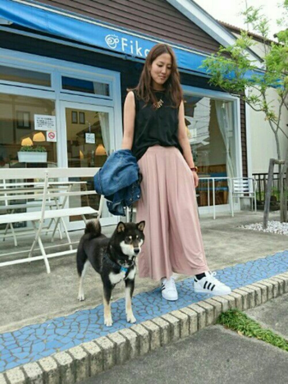 「休日スタイル、UNIQLO、GU、プチプラ、オトナカジュアル、ピンク、黒×ピンク」｜「GUのアイテム（タンクトップ、ブラック系）」を使った、wakanaさん（レディース・165cm）の春コーディネートの1枚目の写真