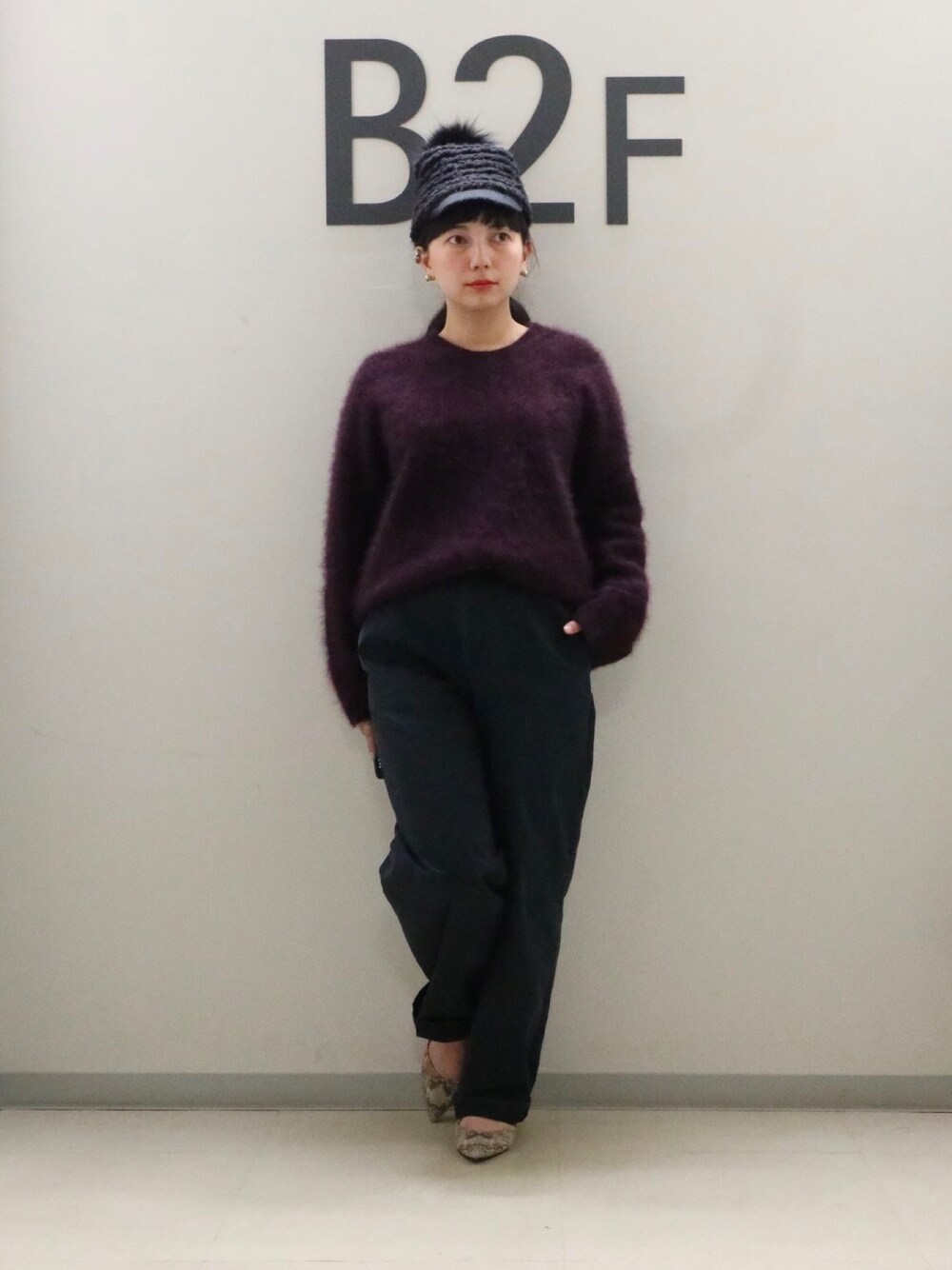 レッド系のニット/セーター、グレー系のパンプスを着用したレディースの冬コーディネートの1枚目の写真