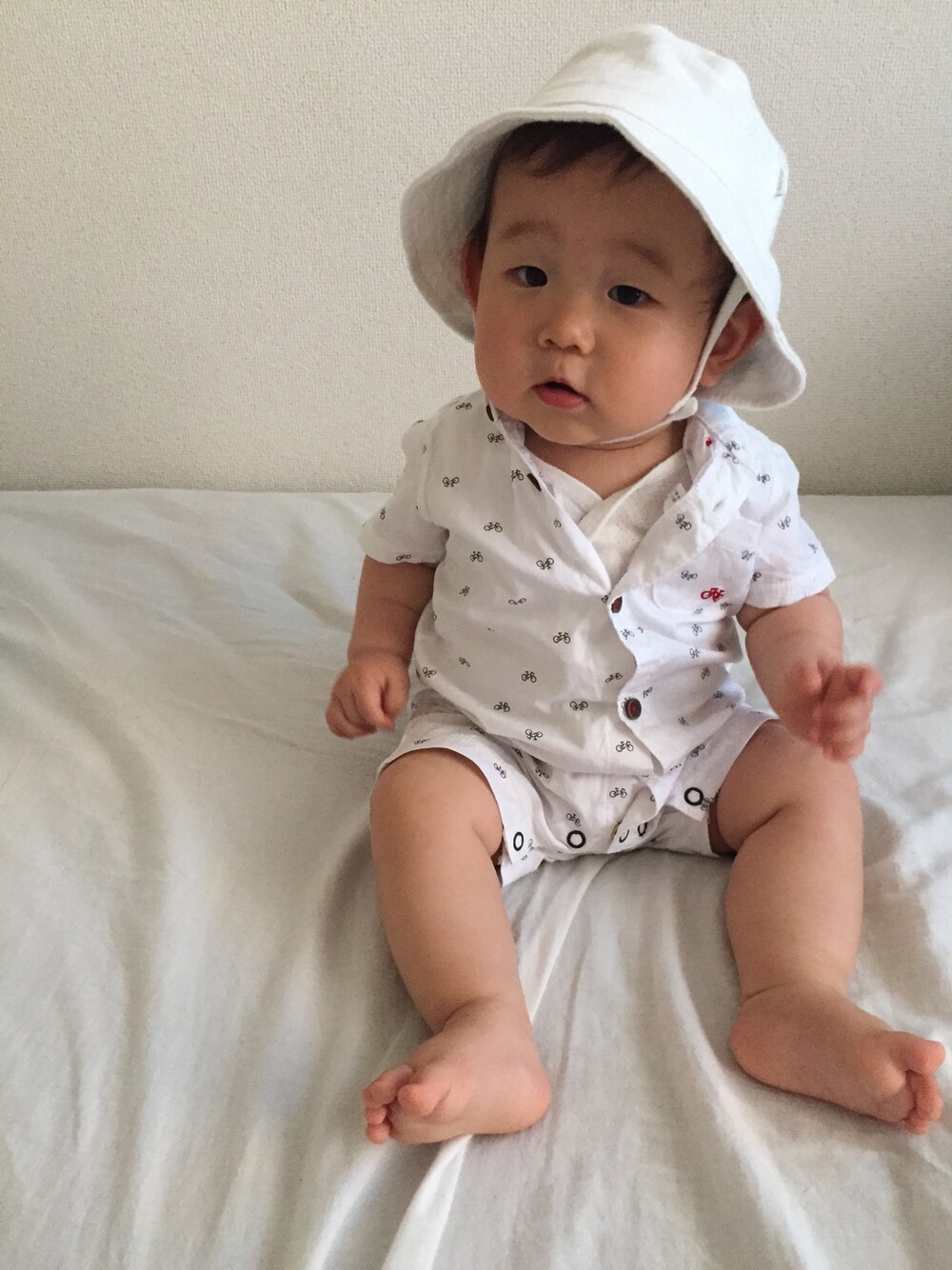 「男の子、キッズコーデ、キッズファッション、赤ちゃん、baby、ホワイトコーデ、ワントーンコーデ、帽子、ハット」｜「赤ちゃん本舗のアイテム（つなぎ/オールインワン、ホワイト系）」を使った、miho.さん（キッズ・70cm）の夏コーディネートの1枚目の写真