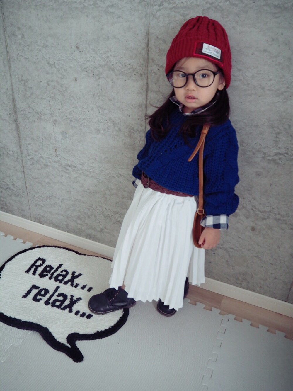 ブルー系のニット/セーター、ブルー系のシャツ/ブラウス、ブラウン系のショルダーバッグを着用したキッズの秋コーディネートの1枚目の写真